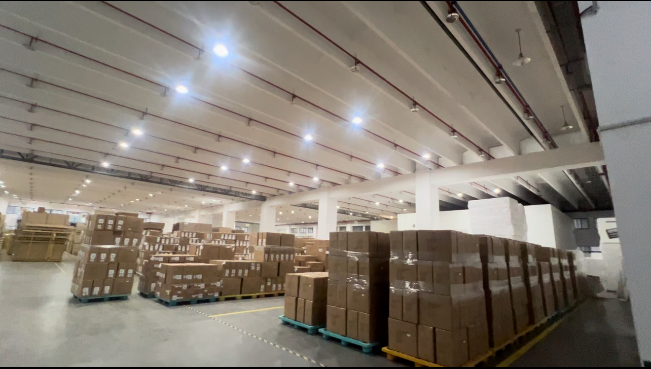 広大な倉庫の全景