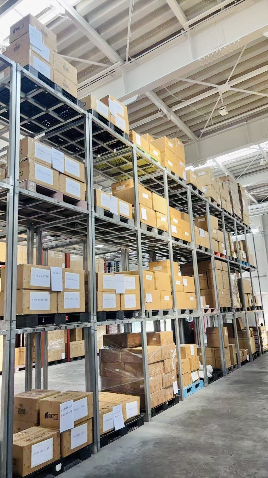 高く積まれた貨物棚